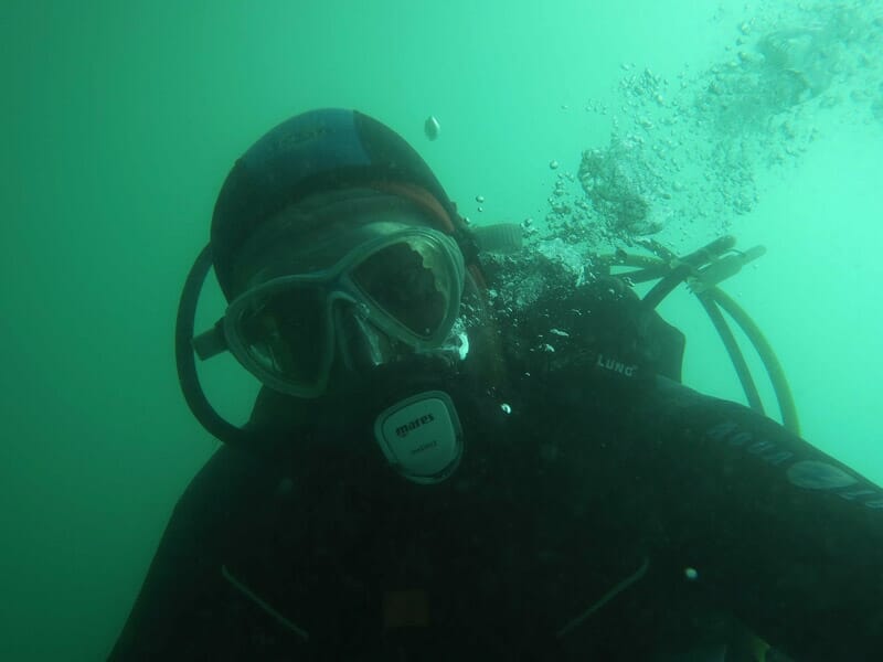 un plongeur en tenue de plongée sous l'eau