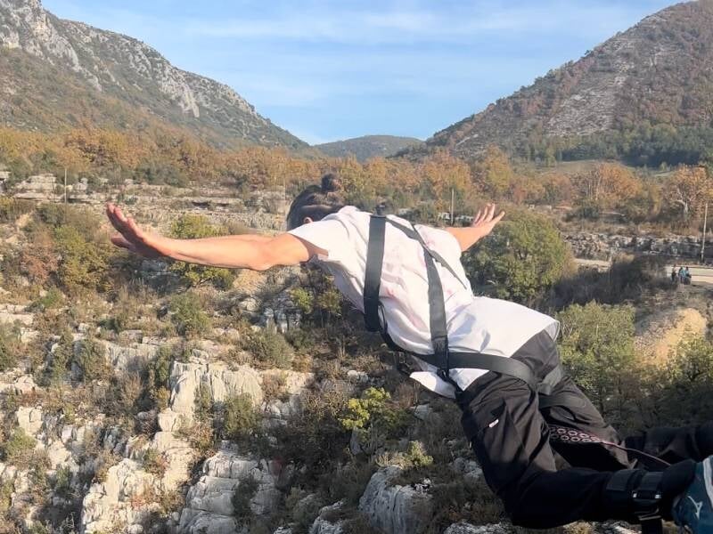 Un homme saute du Pont de l'Artuby perché à 182 m de hauteur dans les gorges du Verdon