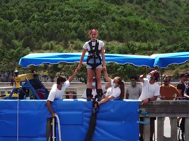 Une femme se prépare à sauter du pont de l'Artuby dans le Var
