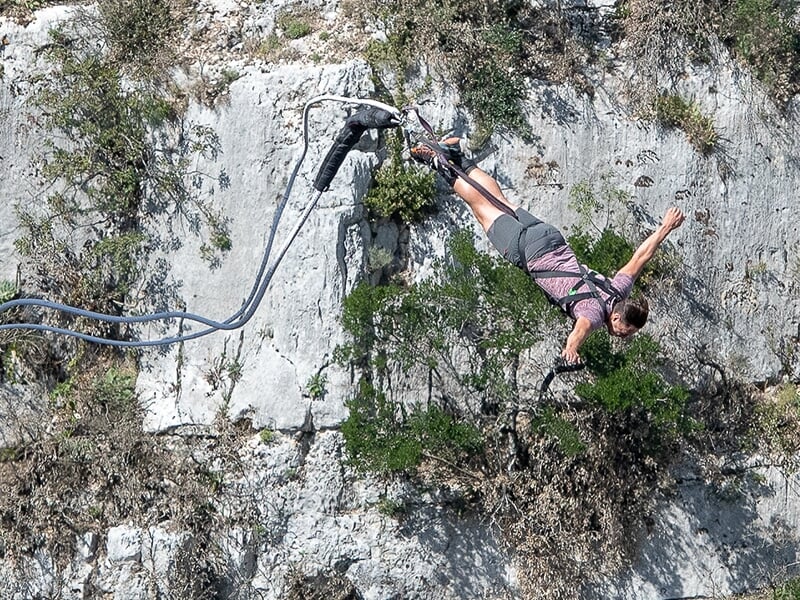 Une jeune femme saute à l'élastique du Pont-de-l'Artuby dans le Var