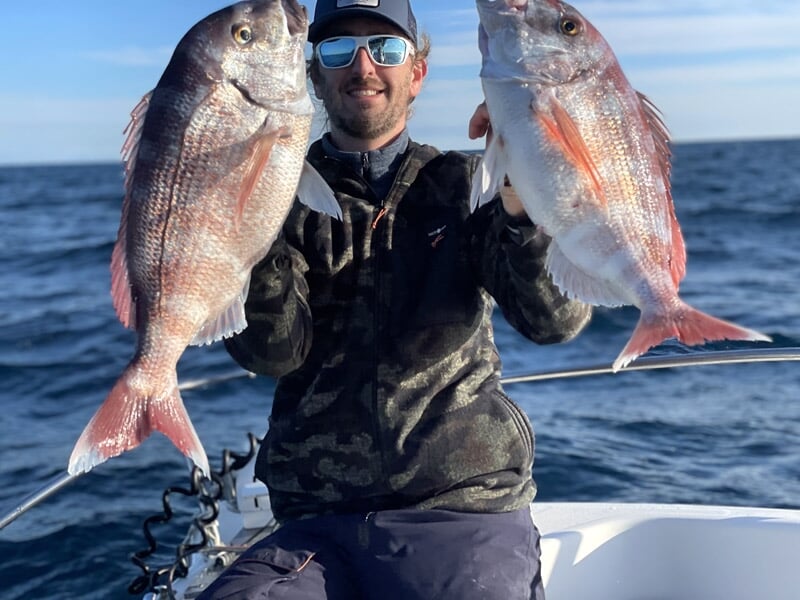 le guide de pêche expose des prises