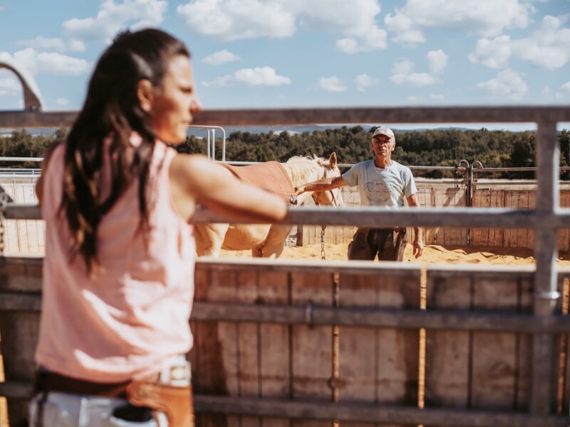monitrice devant le rond de longe du ranch