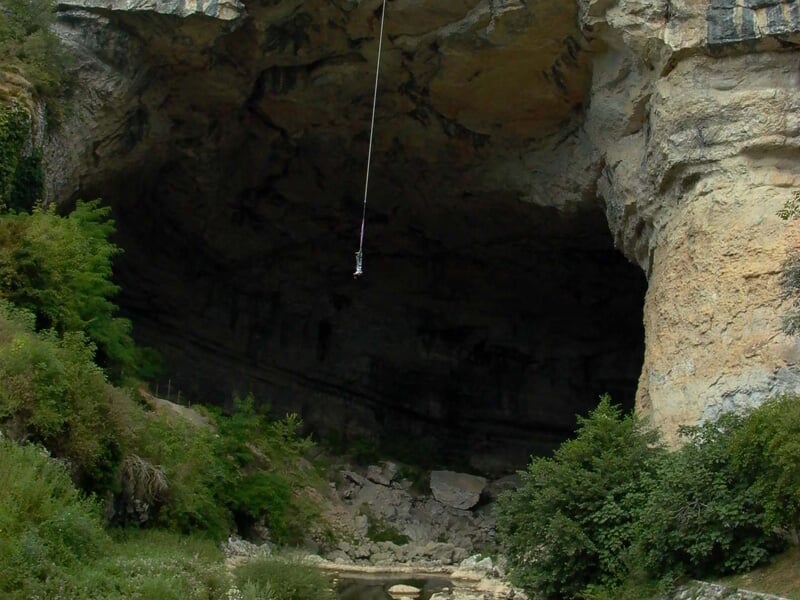 Un adepte de la chute libre saute à l'élastique depuis le sommet de la grotte du Mas d'Azil