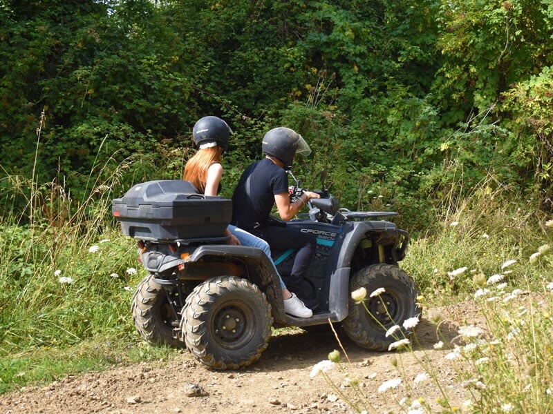 un couple roule en quad en pleine nature