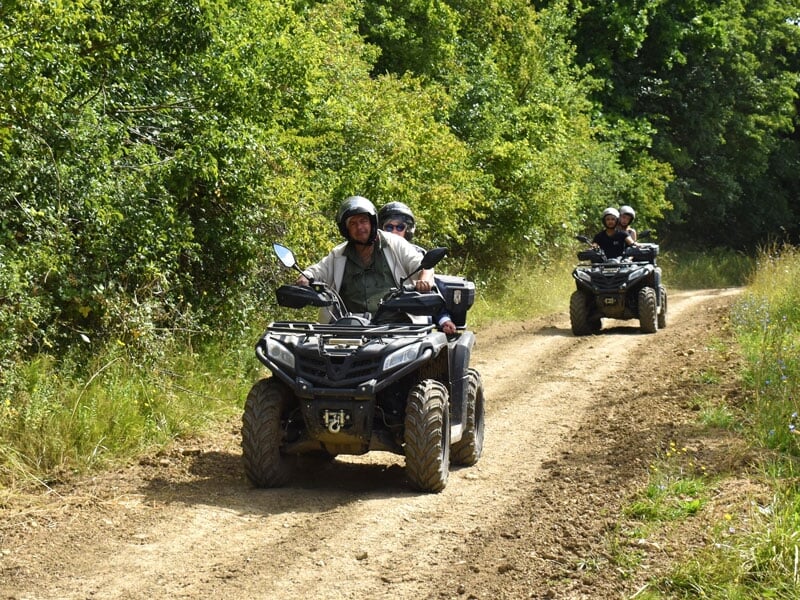 parcourir les chemins forestiers au guidon d'un quad