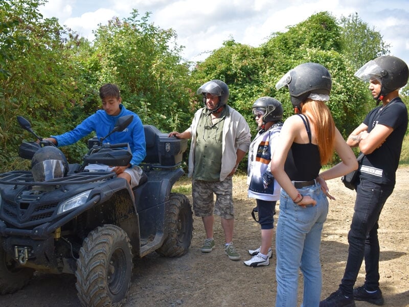 un ado se forme au pilotage de quad