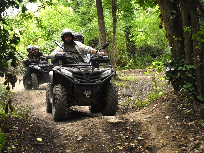 des couples font le plein de sensations fortes sur leur quad
