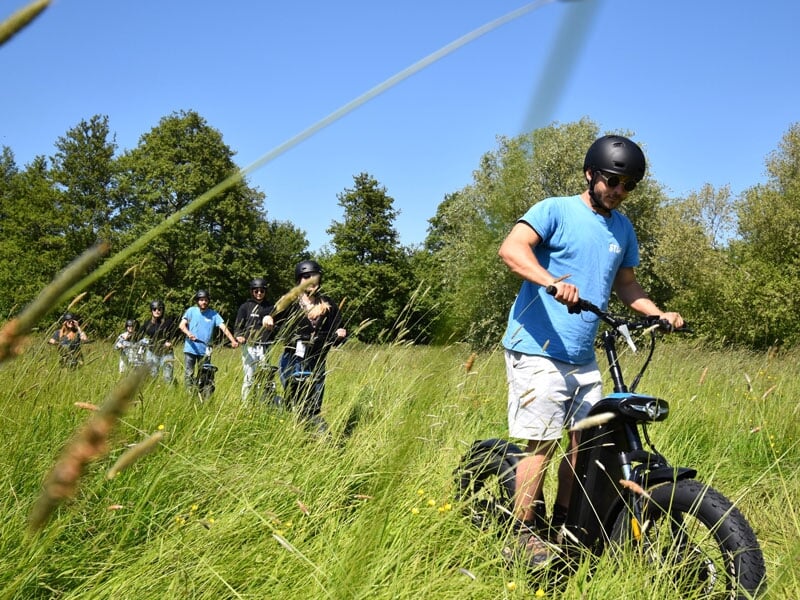un groupe d'amis profite de la journée pour une balade en trottinette