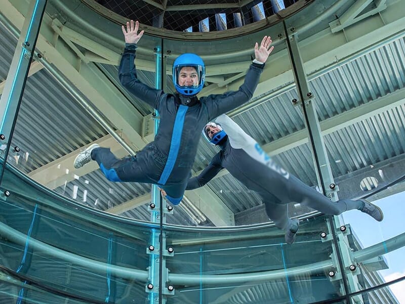 Un amateur de sensations fortes pratique la chute libre indoor dans une soufflerie