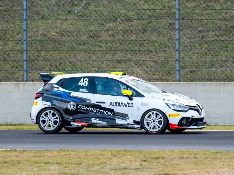 Voiture de course Renault, numéro 48, aux couleurs de 
