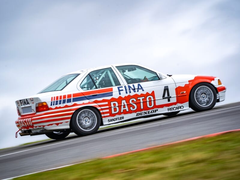 Voiture de course BMW lancée à pleine vitesse sur circuit