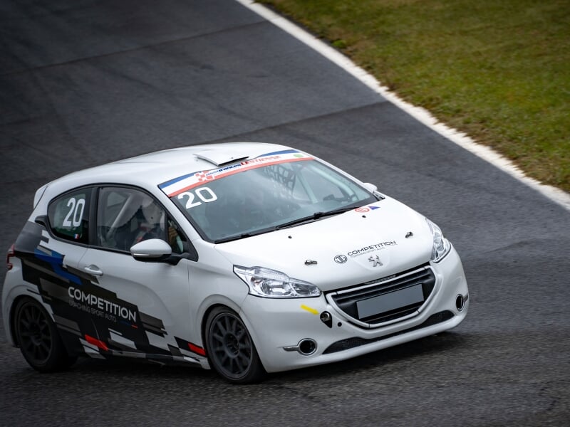 peugeot 208 racing cup en bout de ligne droite sur circuit