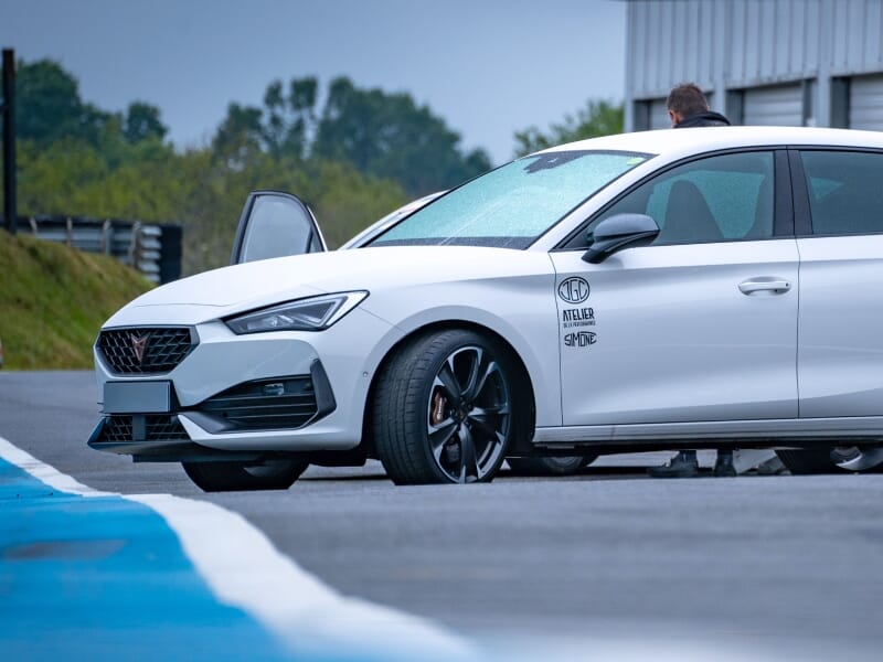 Cupra garée sur le bord du circuit