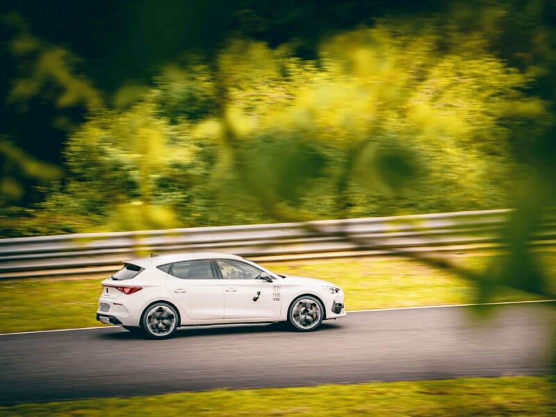 cupra en ligne droite sur circuit depuis une foret