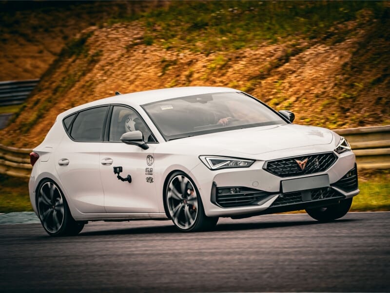 cupra en train de prendre un virage