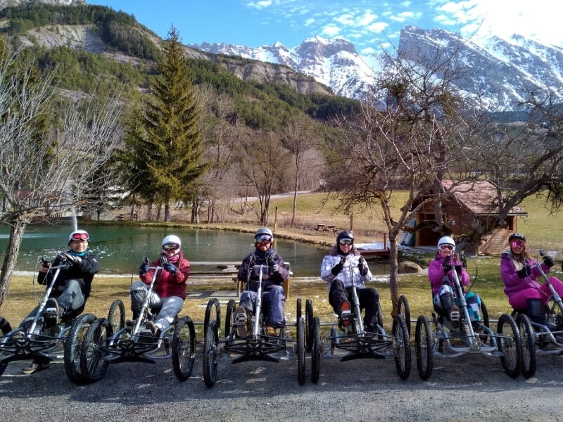des participants posent devant un étang en quadbike