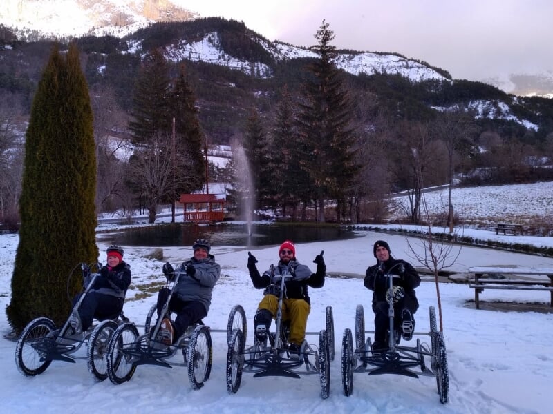 un groupe de randonneurs posent en quadbike
