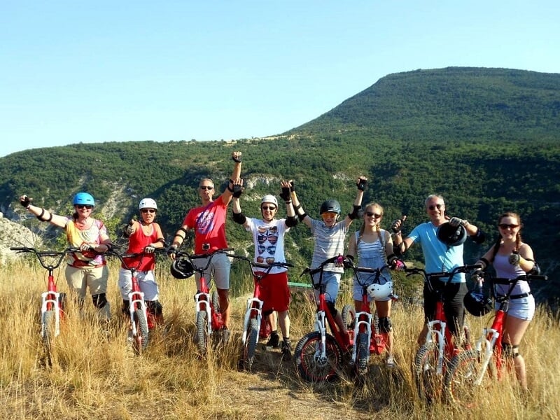 une balade en trottinette en groupe