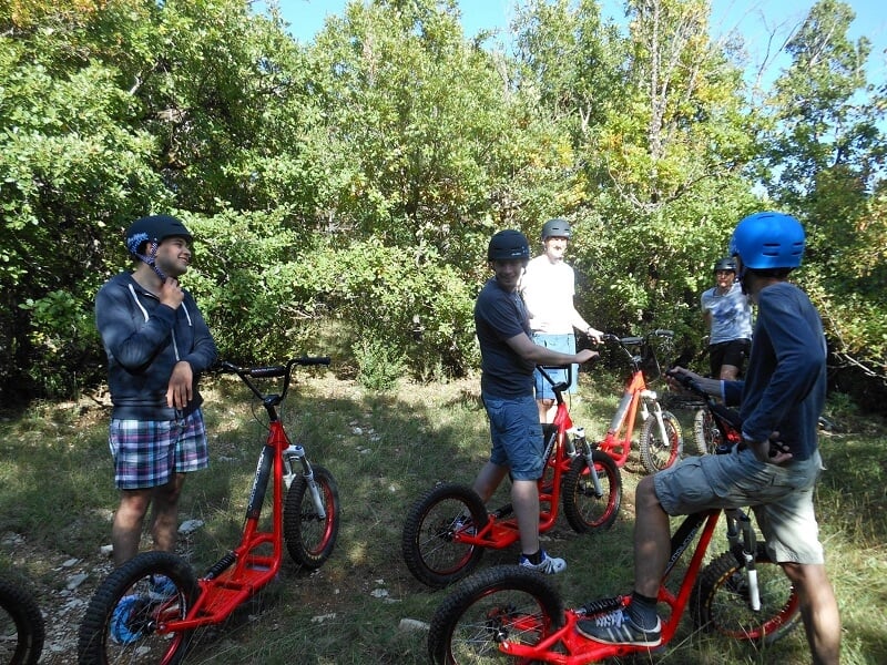 une pause de groupe lors d'une descente en trottinette