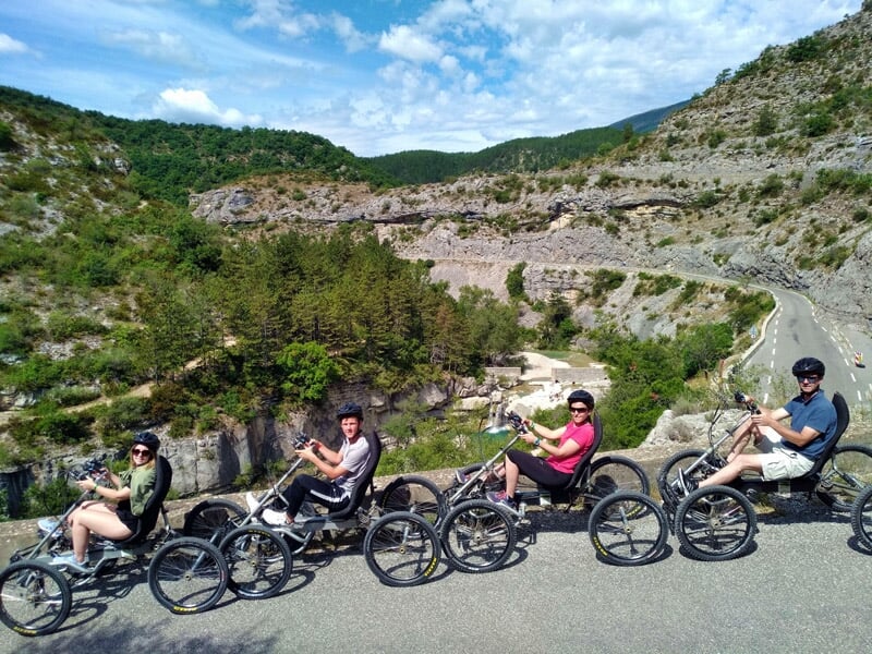 un groupe de randonneurs en quadbike