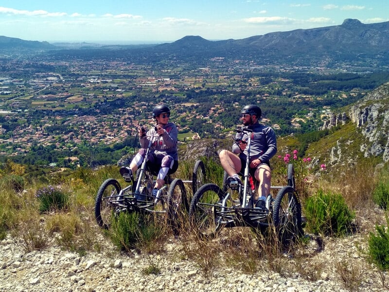 un couple pose lors de sa descente en quadbike