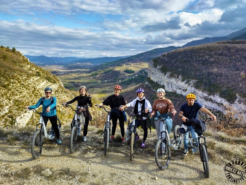 les randonneurs posent devant une belle vallée des Baronnies provençales