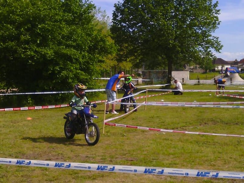 Un enfant de 6 ans pratique le motocross pour la première fois sur une piste école