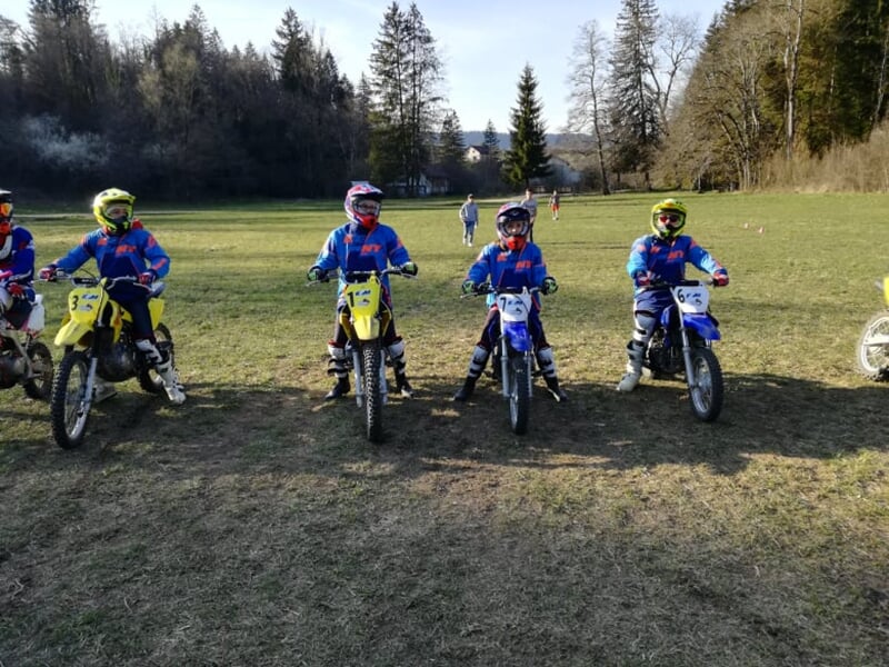 Un groupe de jeunes motards lors d'une session d'initiation au motocross