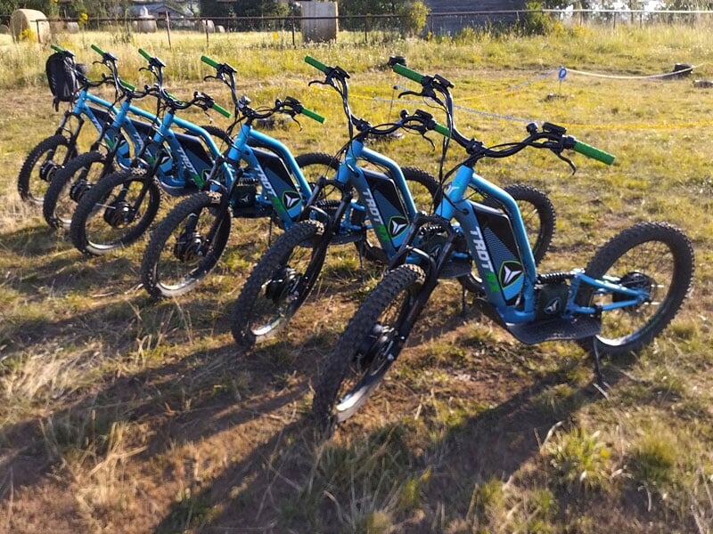 un groupe de trottinettes tout-terrain TROTRX garées