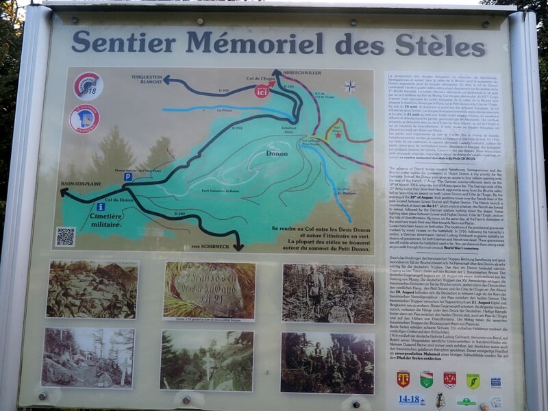 Panneau d'information du Sentier Mémoriel des Stèles avec carte et photos historiques