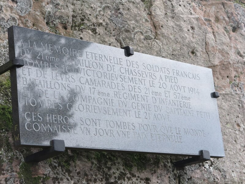 Plaque commémorative en pierre gravée en mémoire des soldats français de 1914