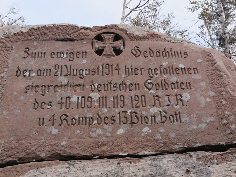 Pierre gravée en allemand en souvenir des soldats allemands tombés en août 1914