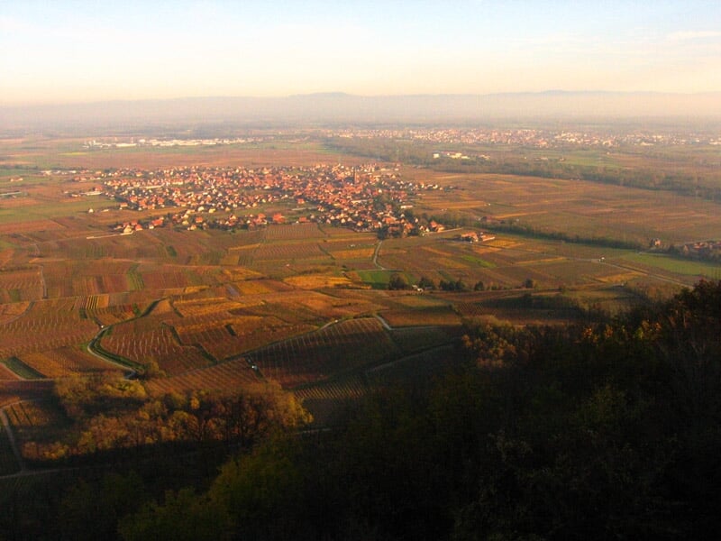Vue panoramique d'un village et des champs agricoles au coucher du soleil