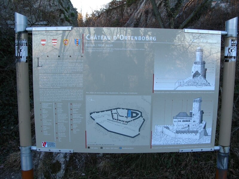 Panneau d'information sur le château d'Ortenbourg avec plan et description historique