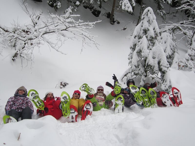 Groupe d'enfants en randonnée raquettes