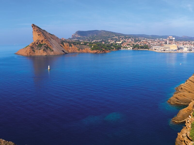 Vue panoramique de la côte de La Ciotat avec une mer bleue et une formation rocheuse caractéristique.