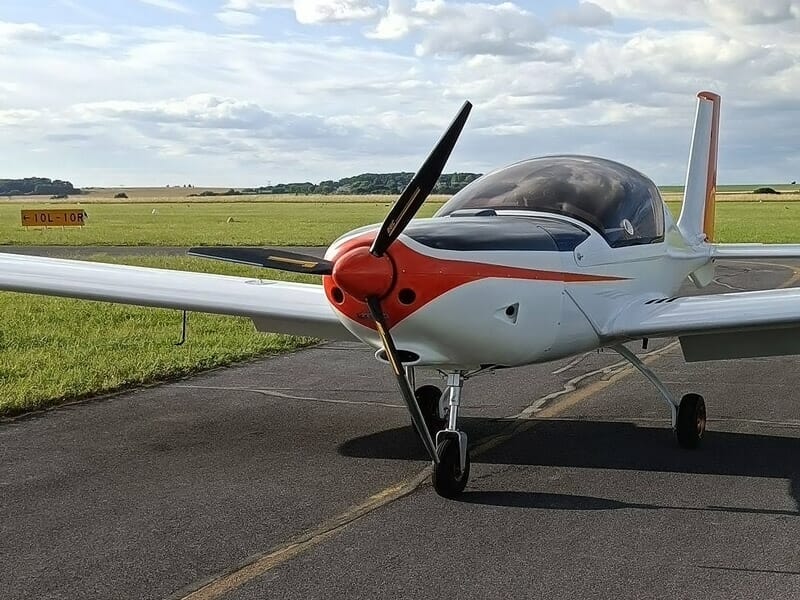 Un ULM multiaxes vu de face sur la piste d'un aérodrome de la région parisienne.