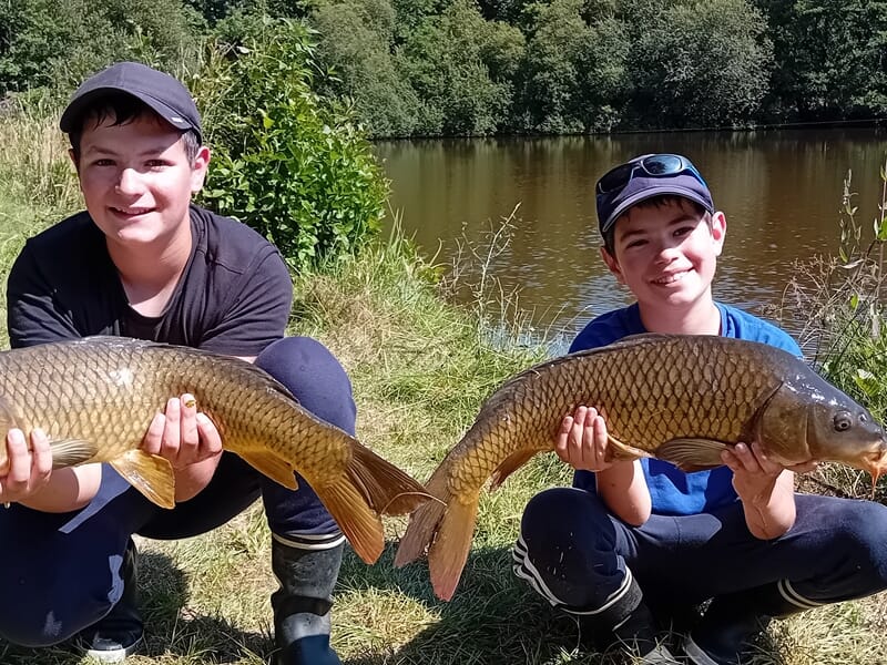 Deux jeunes lors d'une activité pêche à la carpe