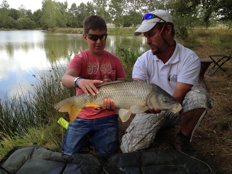 Enfant et son moniteur lors d'un cours de pêche