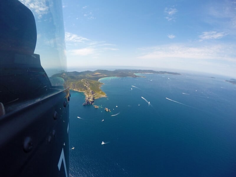 Vue aérienne d'une côte méditerranéenne avec des îles et des baies entourées d'une eau bleu turquoise