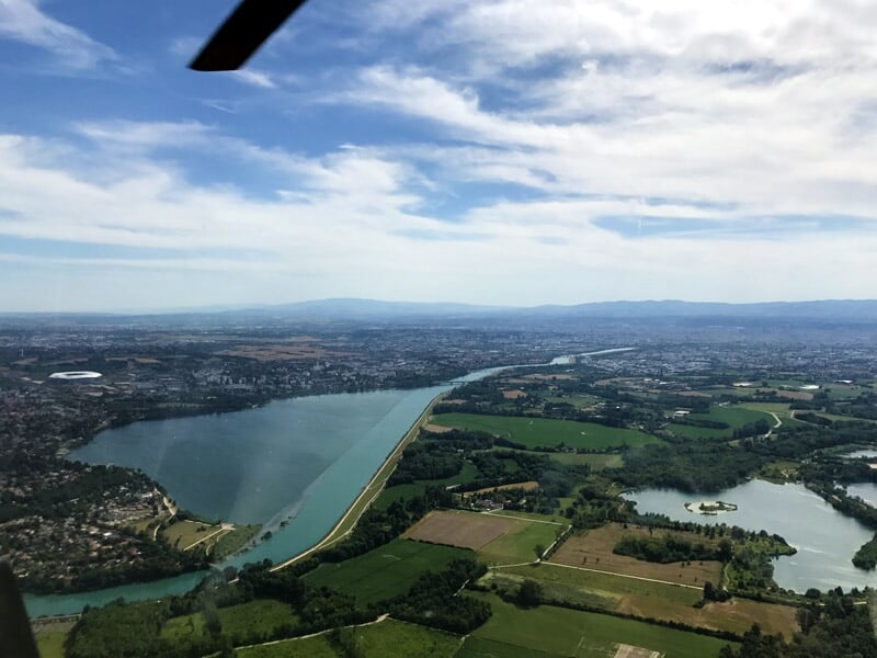 Vue aérienne de la région autour de Lyon avec un grand plan d'eau alimenté par le Rhône
