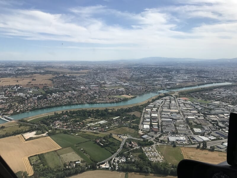 Vue aérienne de la campagne environnante de Lyon avec la rivière Rhône traversant des champs et des zones résidentielles