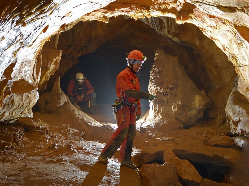 un moniteur de spéléologie lors d'une sortie souterraine