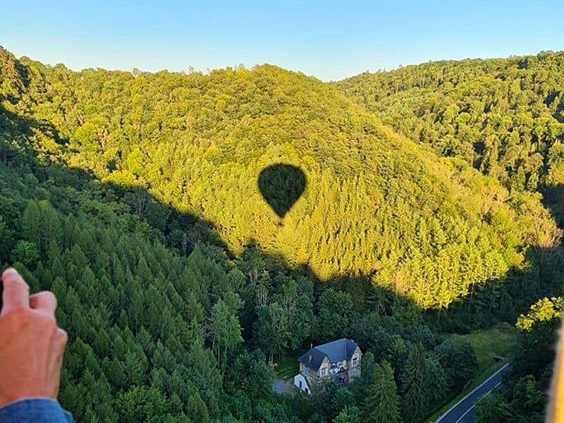 Labyrinthe géant dans un champ vu du ciel, entouré de zones agricoles et de chemins.