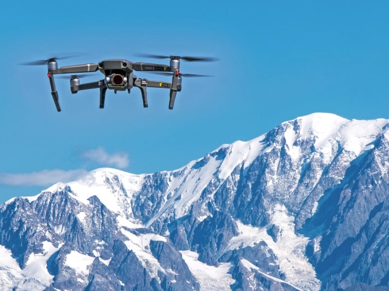 drone qui prend son envol dans les montagnes de courchevel