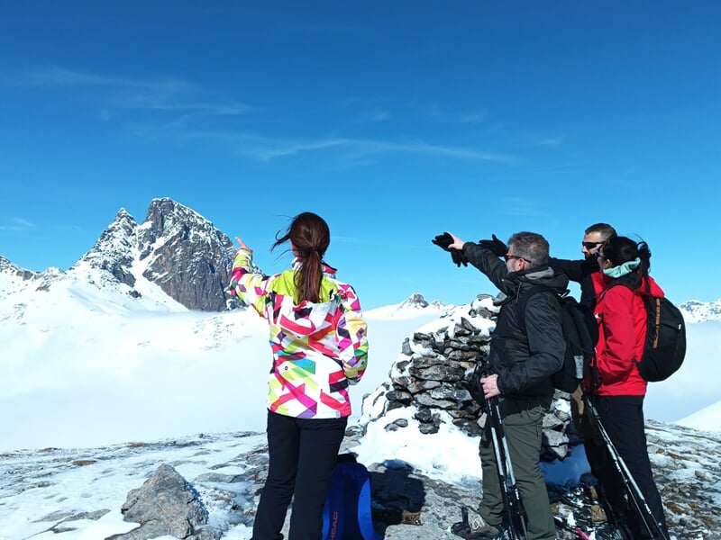 Groupe faisant une sortie raquette dans les Pyrénées