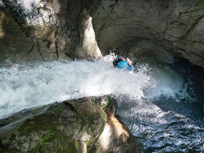 Glissade dans une cascade au canyon du Bitet
