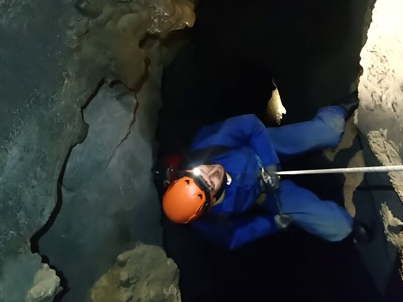 Personne pratiquant la spéléologie