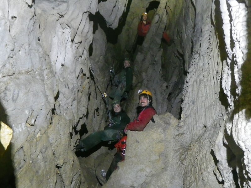 Descente en rappel lors d'une sortie spéléologie