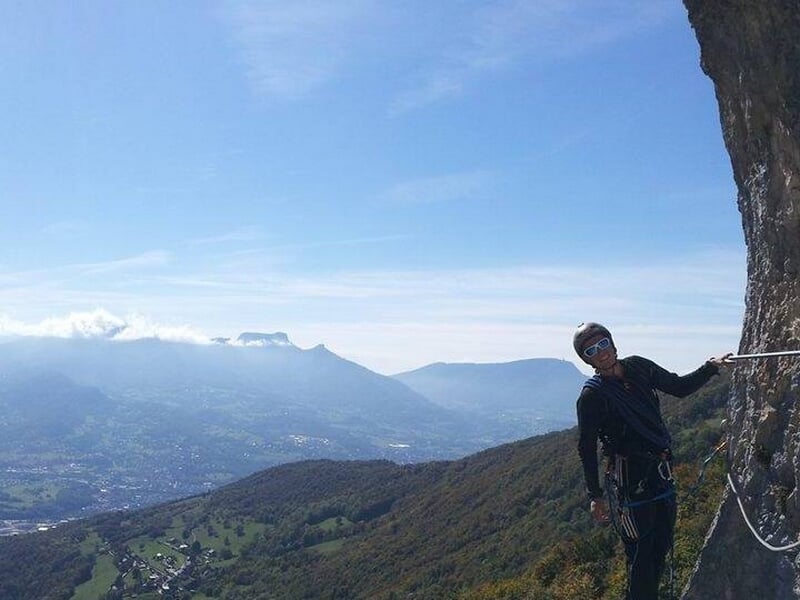 Observer les Alpes depuis la paroi de via ferrata